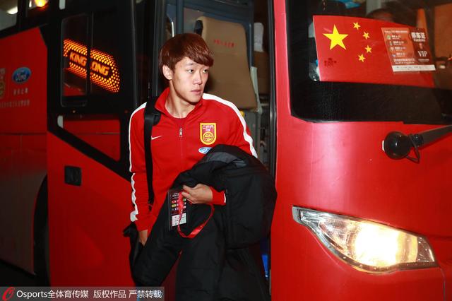 我们知道是她丈夫回来了，于是我别无他法，只好从窗户爬了出去。